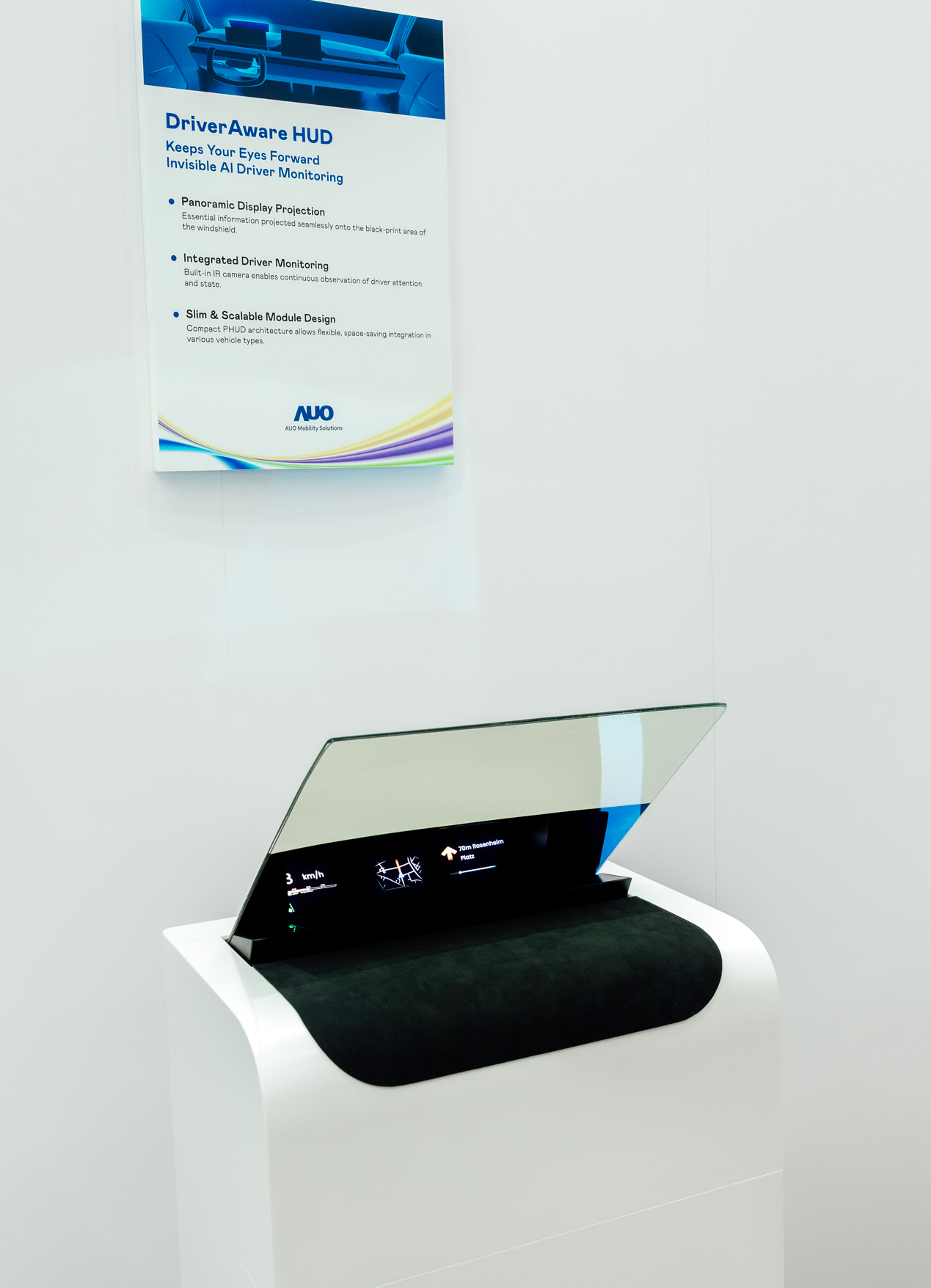 DriverAware HUD结合抬头显示器与隐藏式红外线摄影机，将车速、导航及警示讯息投影于挡风玻璃上，完美对齐驾驶目不离路的视线，同时，透过AI 监控驾驶注意力以提升安全性。